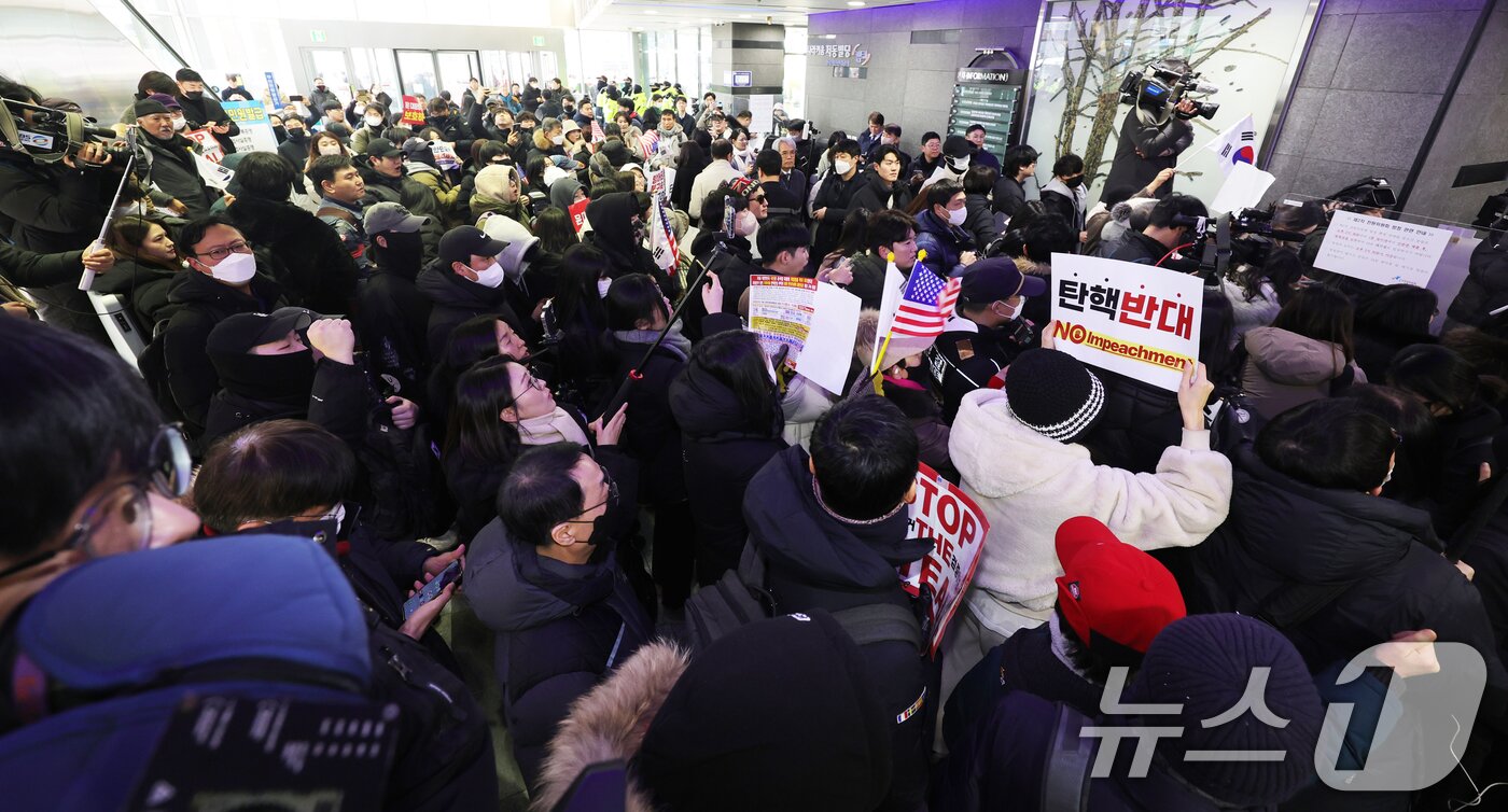 본문 이미지 - &#39;2025년 제2차 전원위원회&#39;가 열린 10일 오후 서울 중구 국가인권위원회&#40;인권위&#41;에 로비에 지지자들이 밀집해 있다. &#40;공동취재&#41; 2025.2.10/뉴스1 ⓒ News1 신웅수 기자