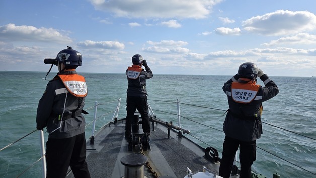 인천 선미도서 5명 탄 7.9톤 어선 전복…4명 구조, 1명 수색 중