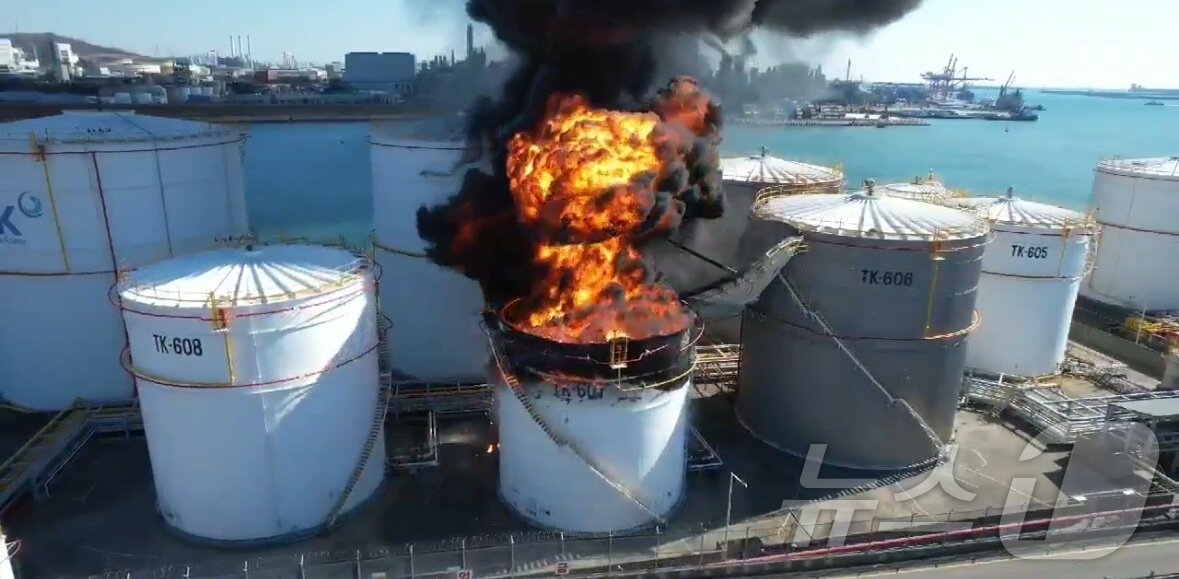 본문 이미지 - 10일 오전 11시 15분께 울산 울주 온산읍에 위치한 유나이티드터미널코리아(UTK) 내 탱크터미널에서 화재가 발생해 불길이 치솟고 있다.(독자제공)