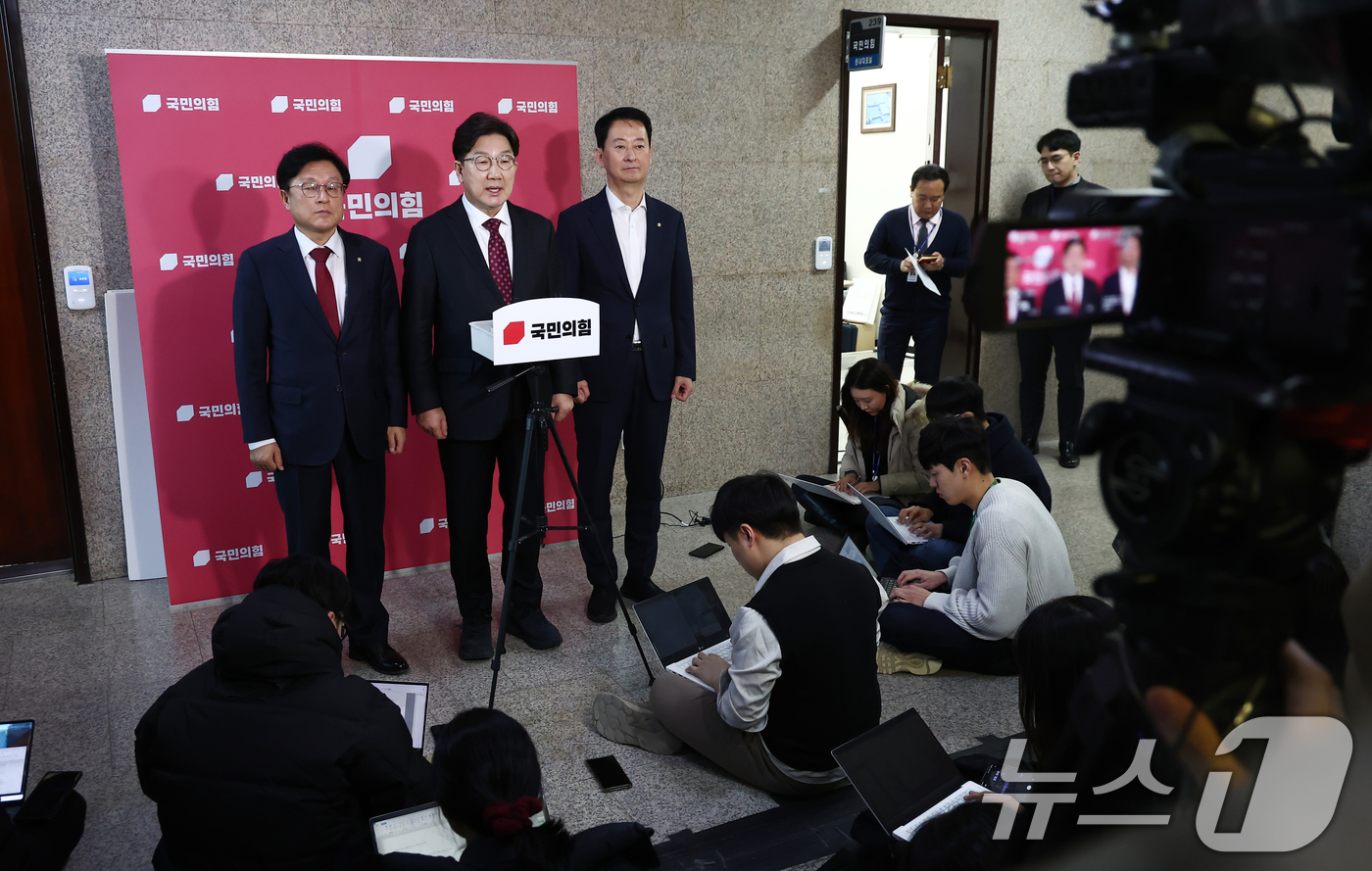 (서울=뉴스1) 김민지 기자 = 권성동 국민의힘 원내대표가 10일 오후 서울 여의도 국회에서 현안 관련 브리핑을 하고 있다. 2025.2.10/뉴스1