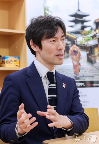 본문 이미지 - 시미지 유이치 일본정부관광국&#40;JNTO&#41; 서울 사무소장이 10일 서울 중구 일본정부관광국 서울 사무소에서 뉴스1과 인터뷰를 하고 있다. 2025.2.10/뉴스1 ⓒ News1 김성진 기자