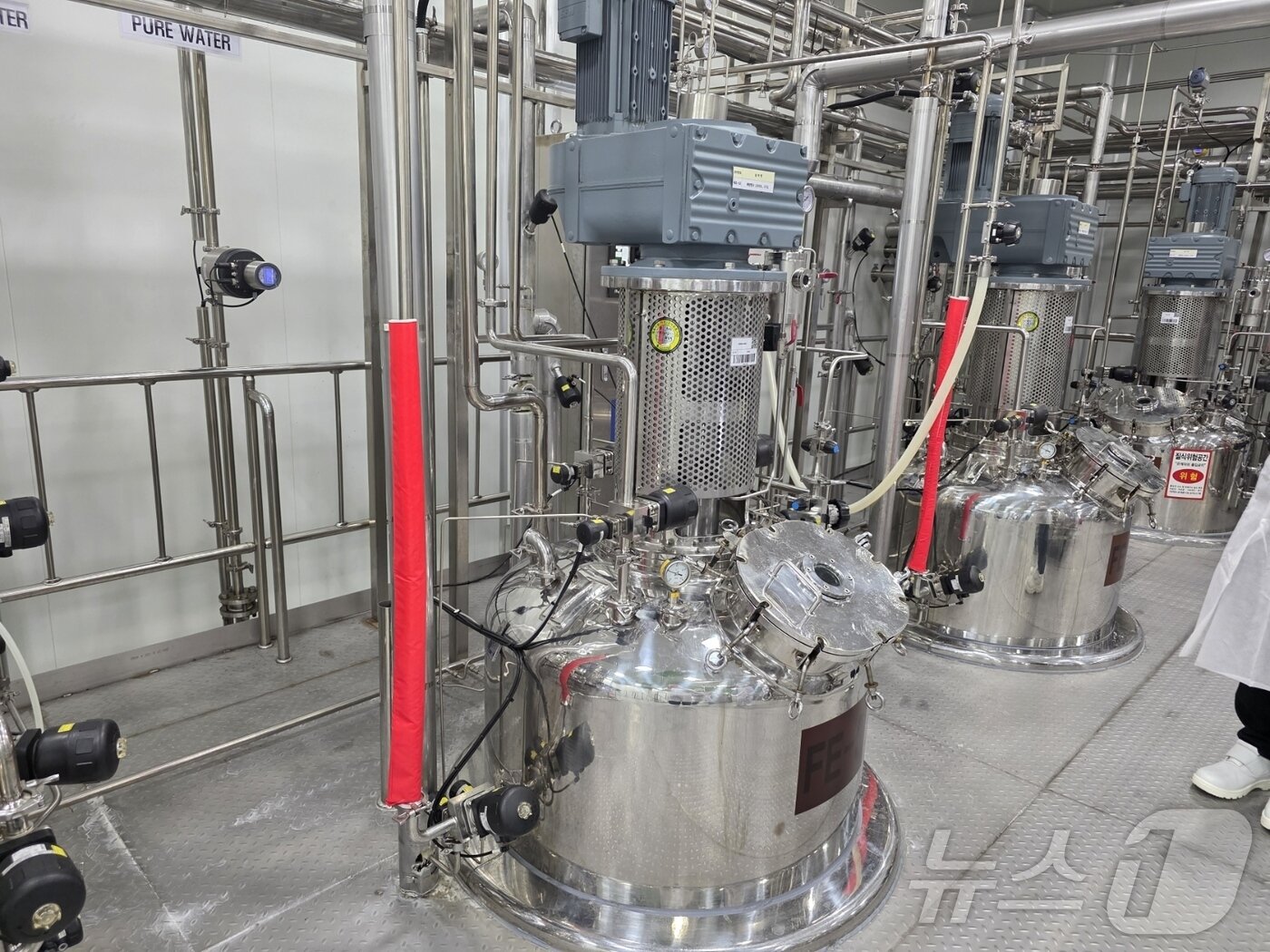 본문 이미지 - hy 평택공장 프로바이오틱스 플랜트. 배지에 접종이 진행 중이다. ⓒ News1 이형진 기자