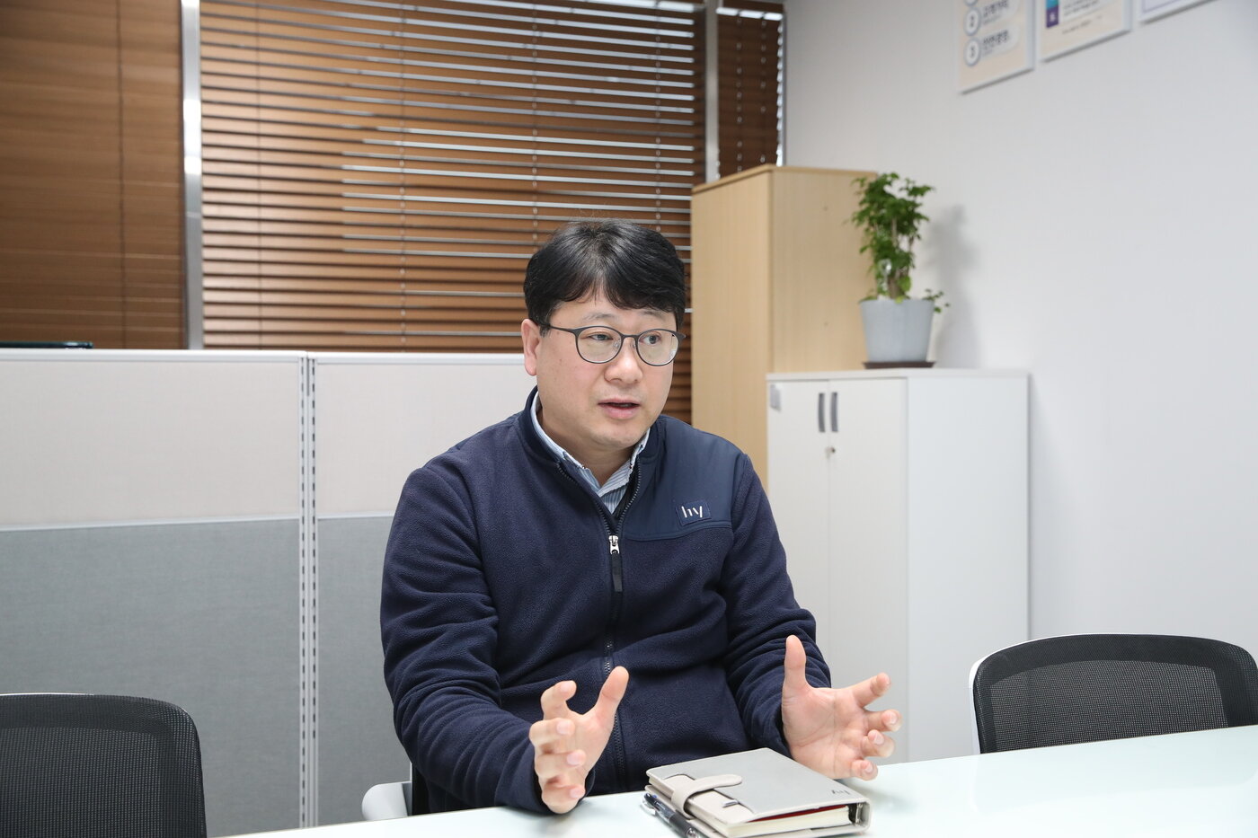 본문 이미지 - 유상훈 hy 평택공장 공장장이 10일 뉴스1과 간략한 인터뷰를 하고 있다.(hy 제공)