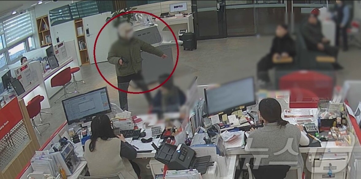 본문 이미지 - 10일 오전 부산 기장군 일광읍에 있는 한 은행에서 강도가 고객과 직원을 위협하고 있다.&#40;은행 CCTV 영상갈무리&#41;