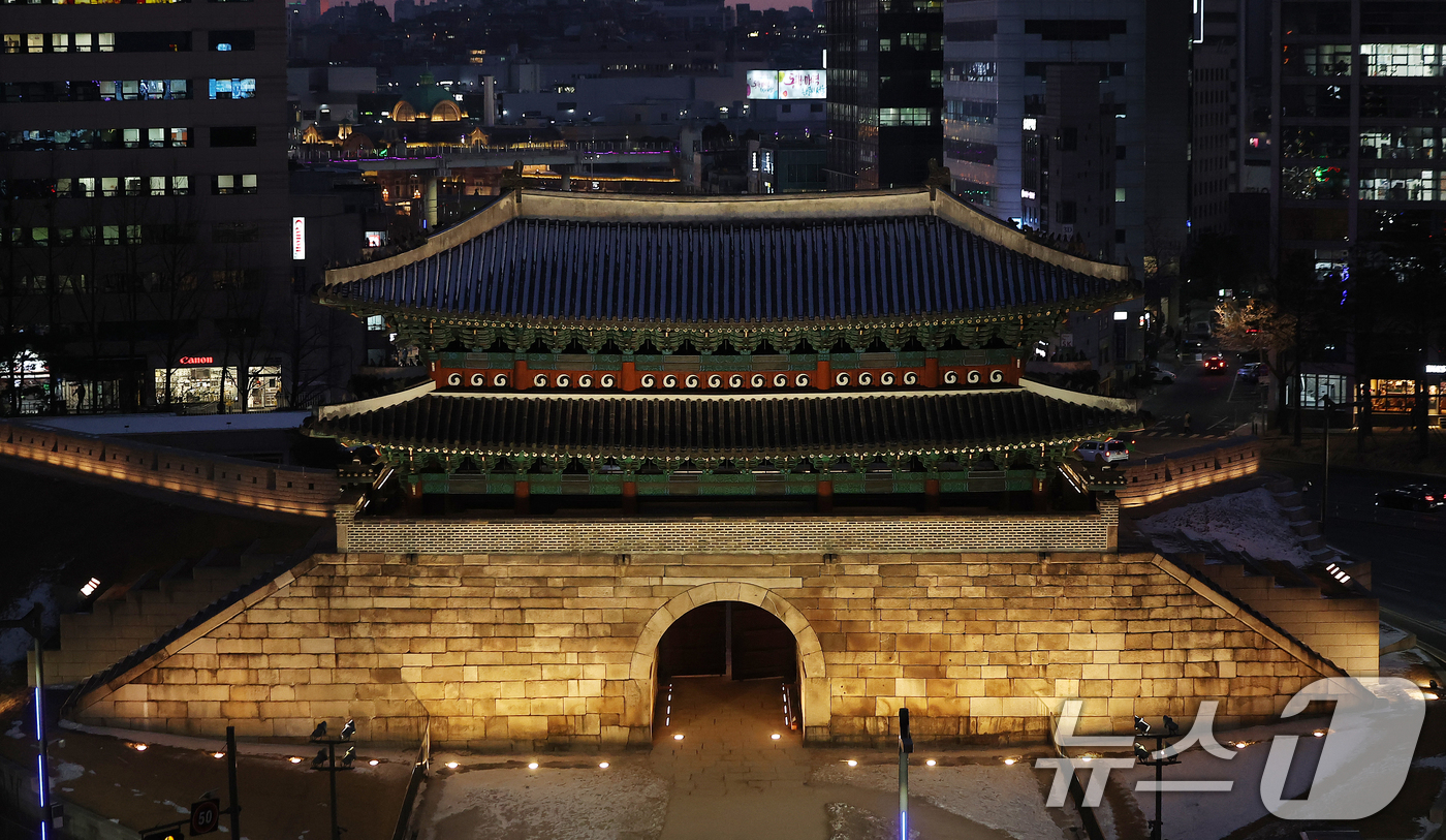 (서울=뉴스1) 김진환 기자 = 국보 숭례문 화재를 계기로 만든 '문화재 방재의 날'인 10일 오후 서울 숭례문이 불을 밝히고 있다.문화재청은 ‘국가유산 방재의 날’의 의미를 되새 …