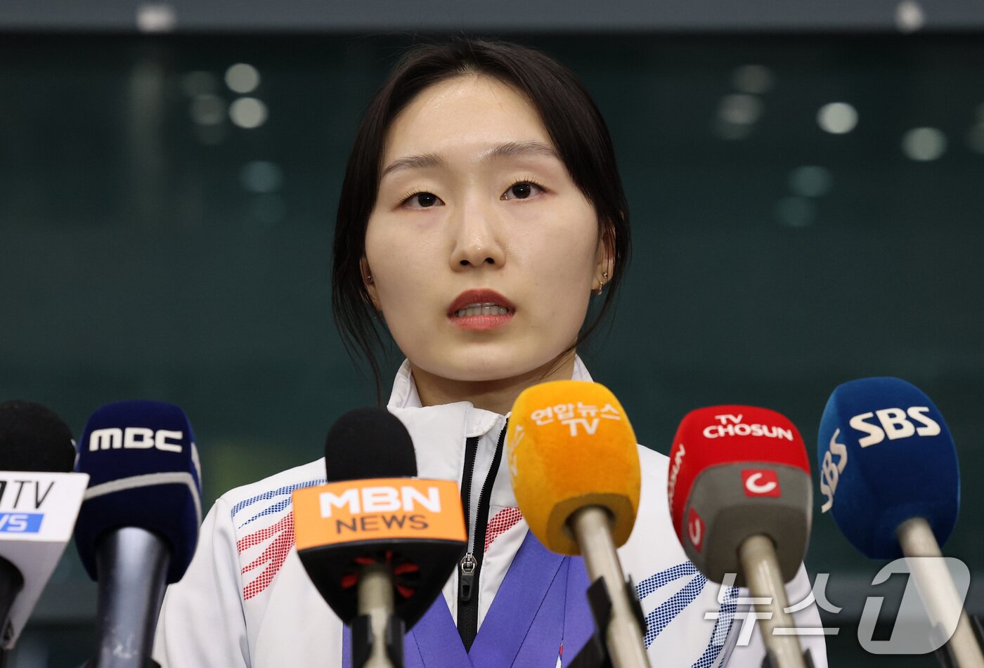 본문 이미지 - 쇼트트랙 국가대표 최민정 선수가 제9회 하얼빈 동계아시안게임 출전을 마치고 10일 오후 인천국제공항을 통해 귀국해 취재진과 인터뷰를 하고 있다. 쇼트트랙 국가대표팀은 이번 대회에서 금메달 6개, 은메달 4개, 동메달 3개를 수확했다. 2025.2.10/뉴스1 ⓒ News1 박세연 기자