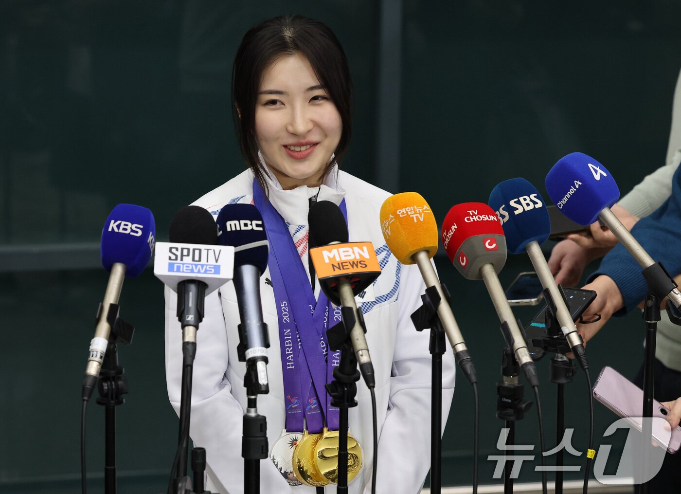 본문 이미지 - 쇼트트랙 국가대표 김길리 선수가 제9회 하얼빈 동계아시안게임 출전을 마치고 10일 오후 인천국제공항을 통해 귀국해 취재진과 인터뷰를 하고 있다. 2025.2.10/뉴스1 ⓒ News1 박세연 기자