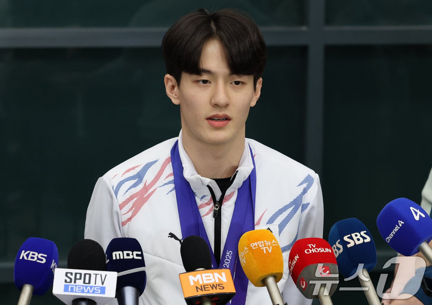 본문 이미지 - 쇼트트랙 국가대표 장성우 선수가 제9회 하얼빈 동계아시안게임 출전을 마치고 10일 오후 인천국제공항을 통해 귀국해 취재진과 인터뷰를 하고 있다. 쇼트트랙 국가대표팀은 이번 대회에서 금메달 6개, 은메달 4개, 동메달 3개를 수확했다. 2025.2.10/뉴스1 ⓒ News1 박세연 기자