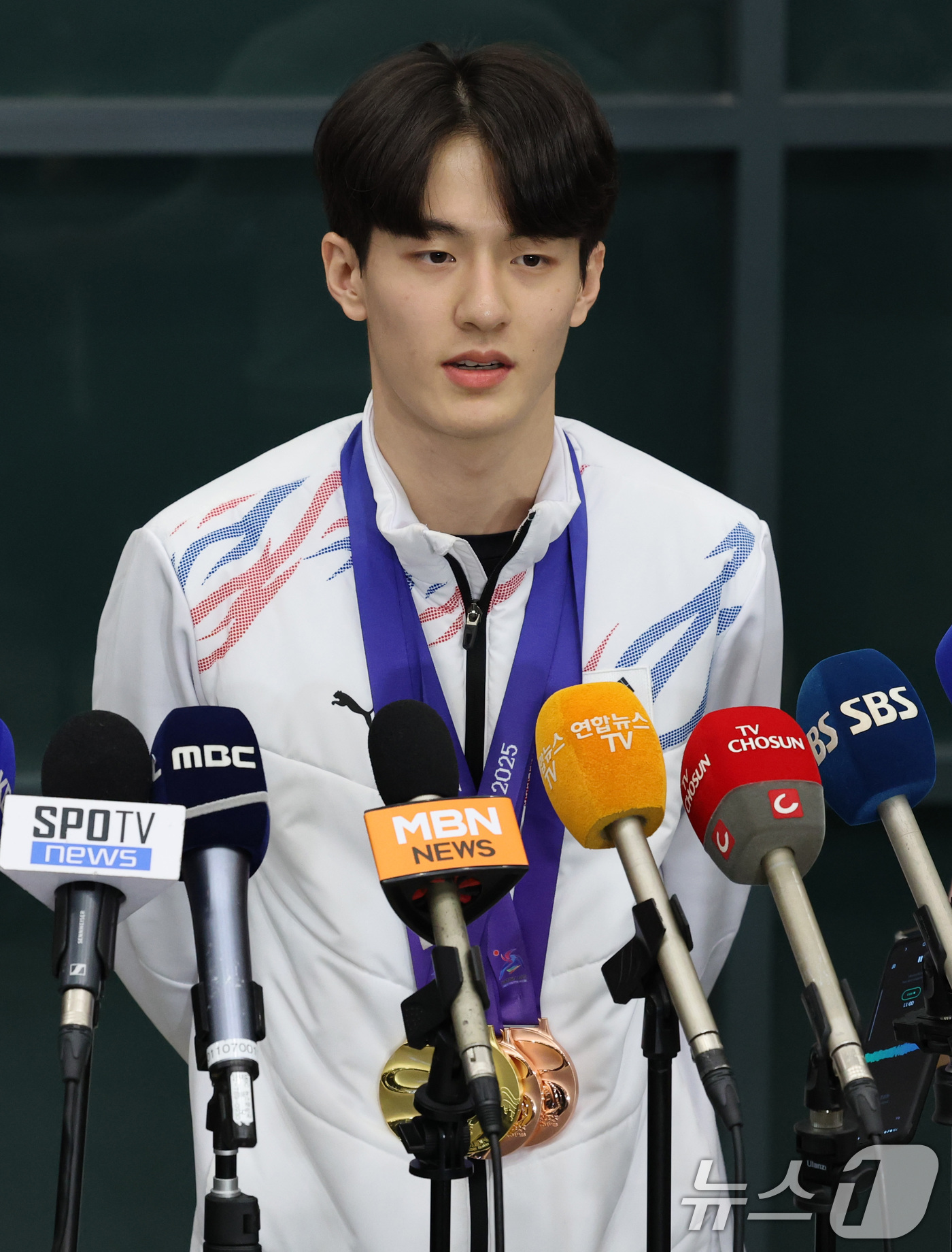 (인천공항=뉴스1) 박세연 기자 = 쇼트트랙 국가대표 장성우 선수가 제9회 하얼빈 동계아시안게임 출전을 마치고 10일 오후 인천국제공항을 통해 귀국해 취재진과 인터뷰를 하고 있다. …