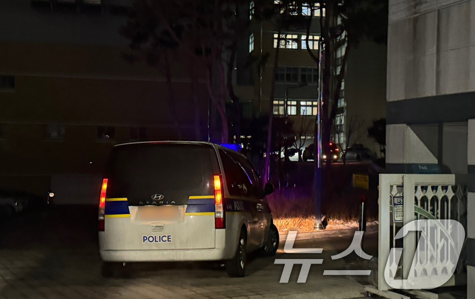 (대전=뉴스1) 양상인 기자 = 10일 대전 서구 한 초등학교에서 초등학교 1학년 A양이 흉기에 찔려 사망하는 사고가 발생했다. 현장에서 돌봄교사 B(40대)씨도 자상을 입었으나 …