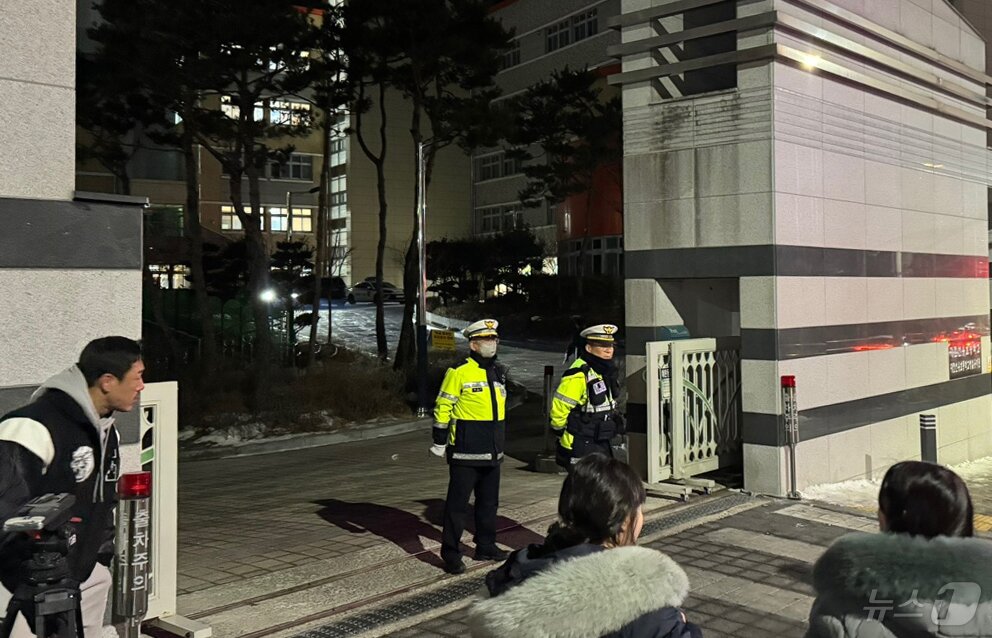 본문 이미지 - 10일 대전 서구 한 초등학교에서 초등학교 1학년 A양이 흉기에 찔려 사망하는 사고가 발생했다. 현장에서 돌봄교사 B(40대)씨도 자상을 입었으나 의식이 있는 상태로 발견돼 병원으로 옮겨졌다. 사고가 발생한 초등학교에 경찰이 통제하고 있다. 2025.2.10/뉴스1 ⓒ News1 양상인 기자