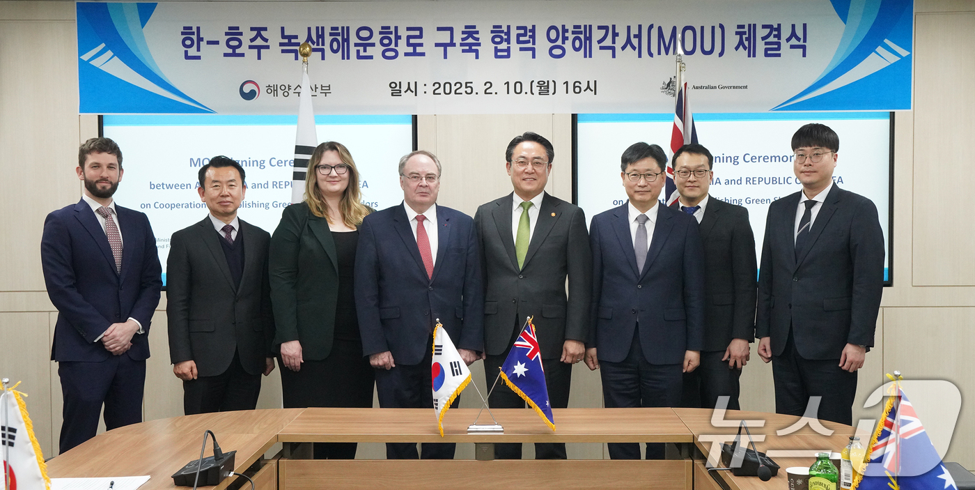 (서울=뉴스1) 김진환 기자 = 강도형 해양수산부 장관이 10일 서울 마포구 국립수산물품질관리원 서울지원에서 열린 에서 참석자들과 기념 촬영하고 있다. (해양수산부 제공) 2025 …