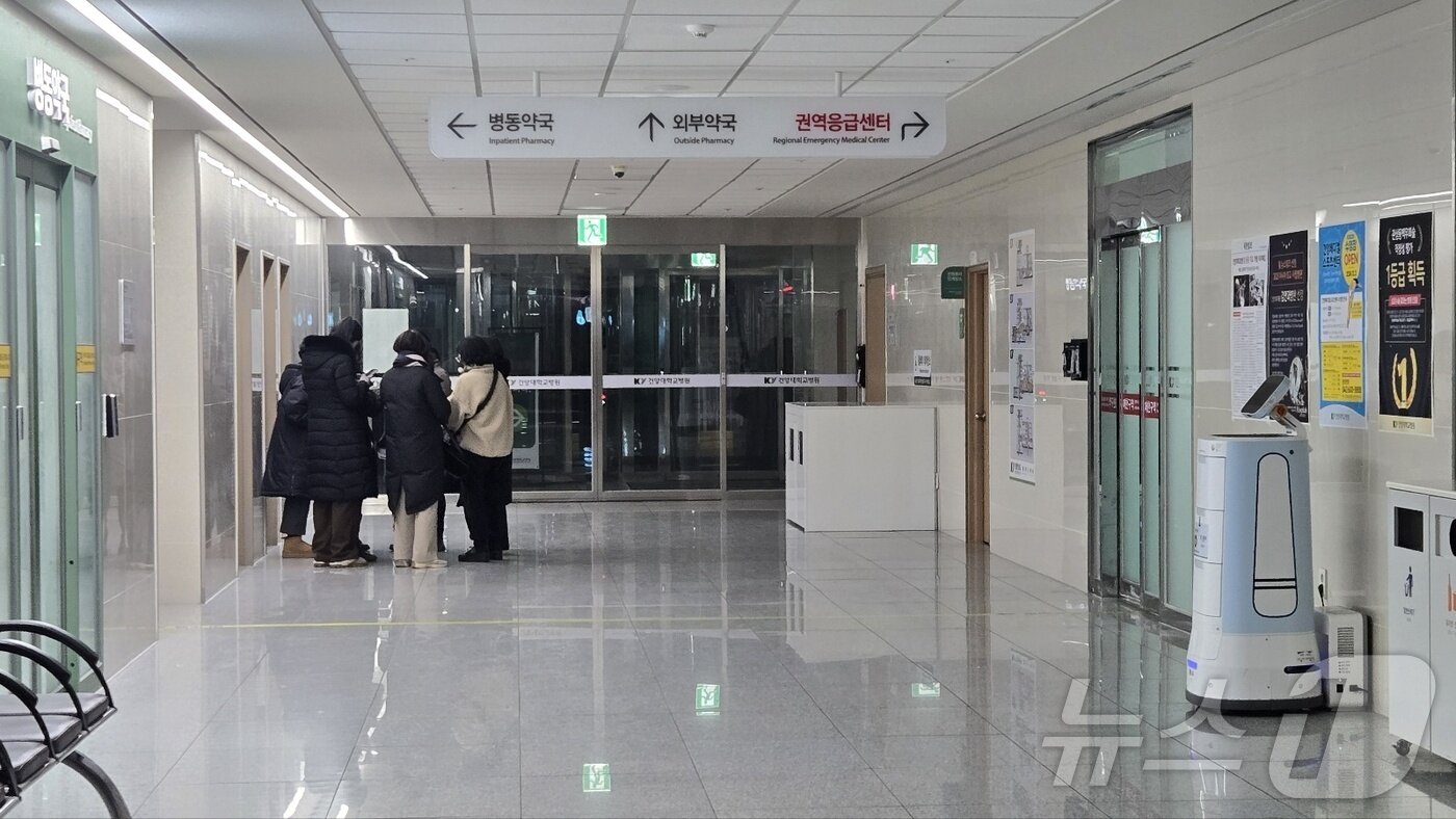 본문 이미지 -  10일 대전의 한 초등학교에서 교사가 휘두른 흉기에 숨진 8살 여자아이가 이송된 대학병원 응급실. 2024.2.1 /뉴스1 ⓒ News1 허진실 기자 