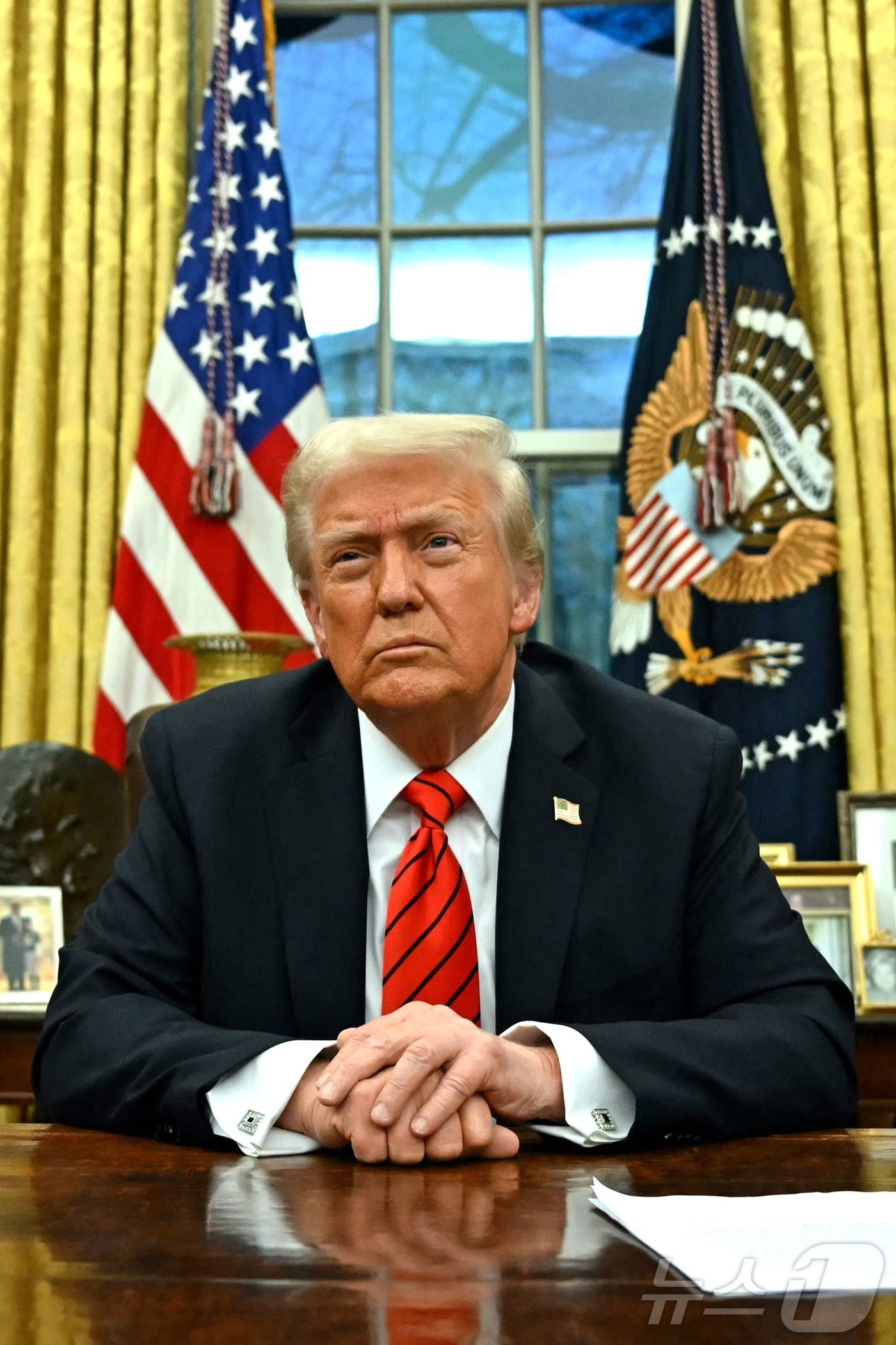 본문 이미지 - 도널드 트럼프 미국 대통령이 10일(현지시간) 워싱턴 백악관에서 미국에 수입되는 철강과 알루미늄 제품에 25%의 관세를 부과하는 포고문에 서명을 한 뒤 취재진을 만나고 있다. 2025.02.11 ⓒ AFP=뉴스1 ⓒ News1 우동명 기자