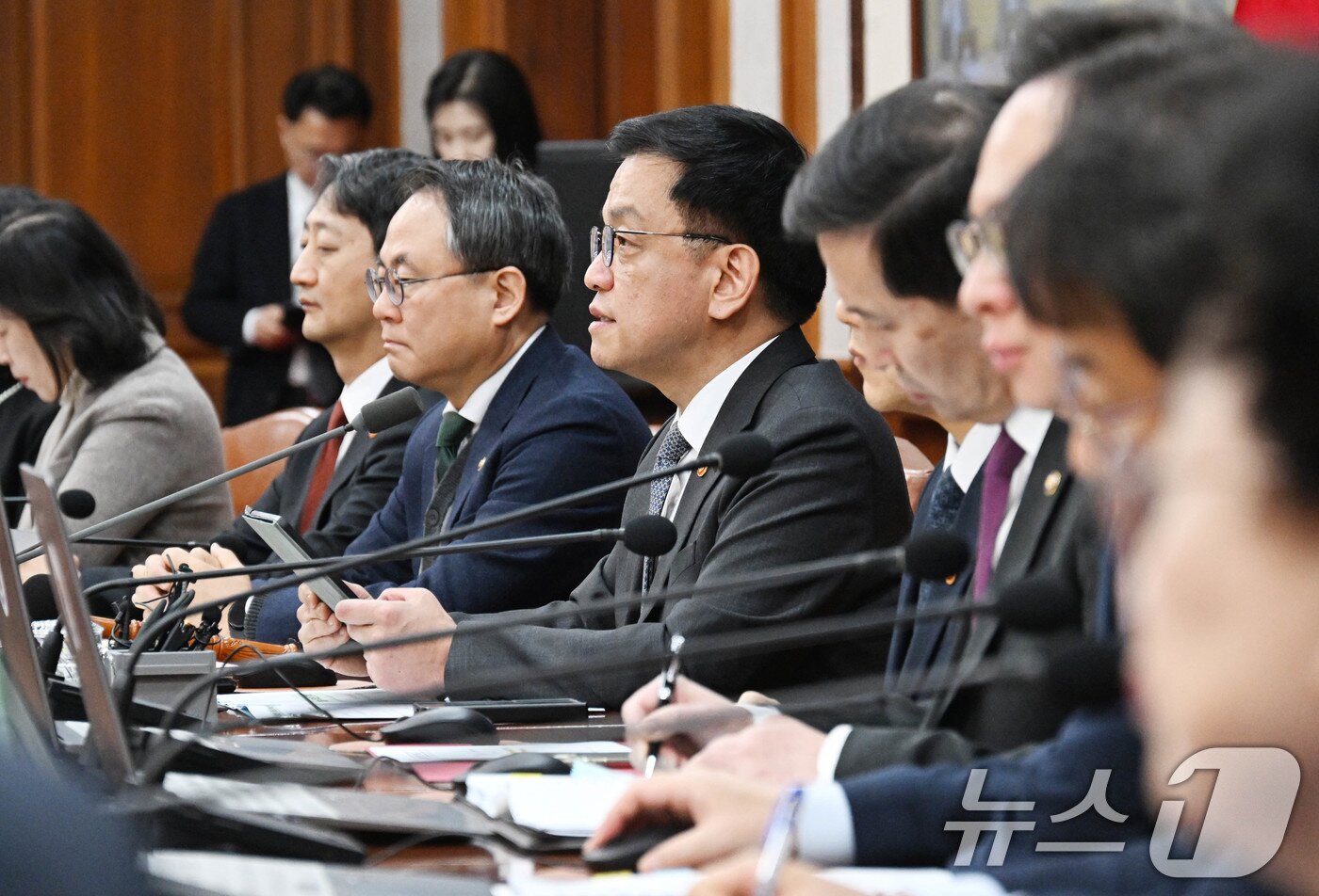 본문 이미지 - 최상목 대통령 권한대행 부총리 겸 기획재정부 장관이 11일 서울 종로구 정부서울청사에서 열린 '제6회 국무회의'를 주재하고 있다. (기획재정부 제공) 2025.2.11/뉴스1