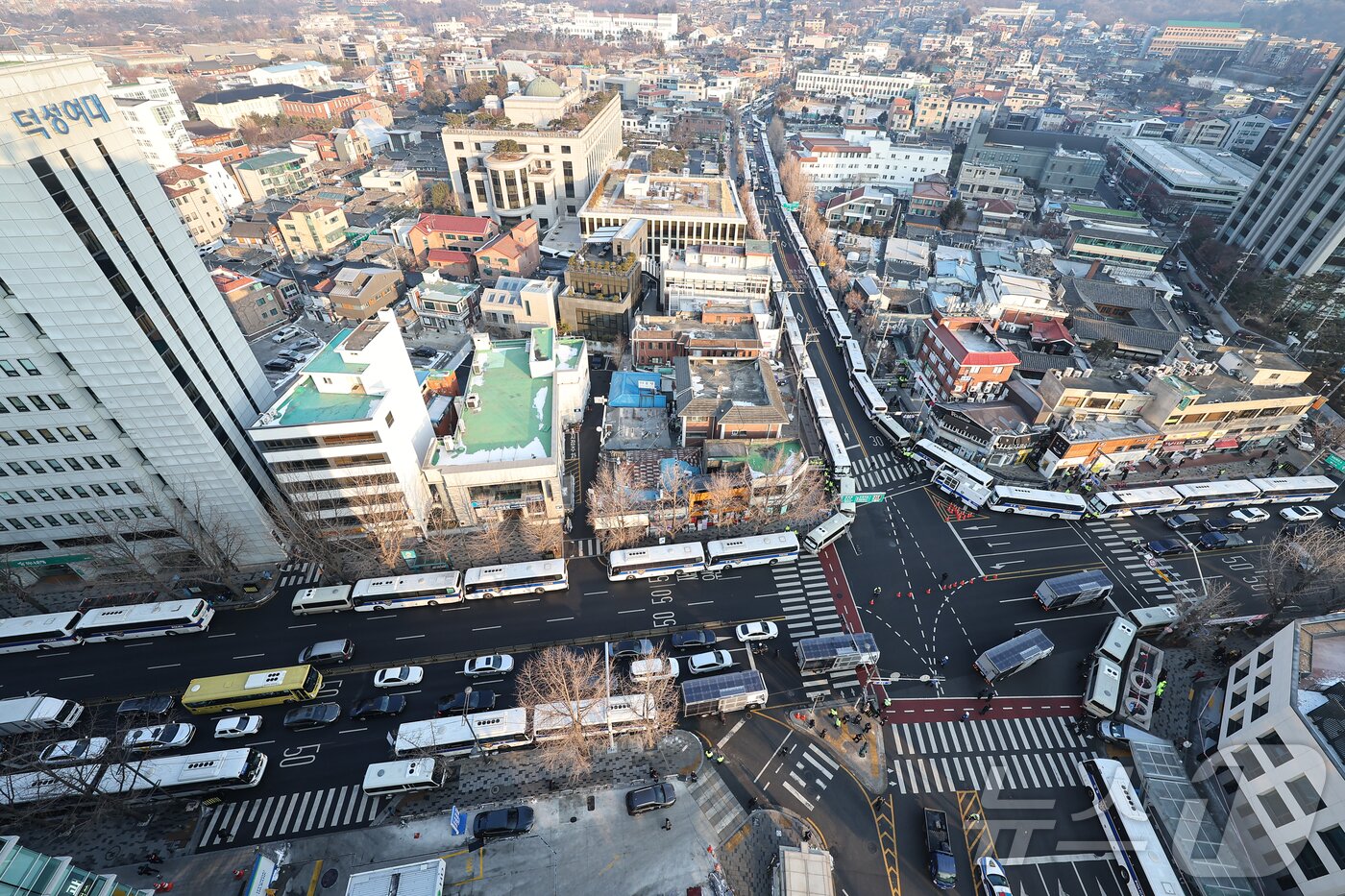 본문 이미지 - 윤석열 대통령 탄핵 심판 7차 변론기일인 11일 서울 종로구 헌법재판소 인근 도로를 경찰이 통제하고 있다. 2025.2.11/뉴스1 ⓒ News1 김도우 기자