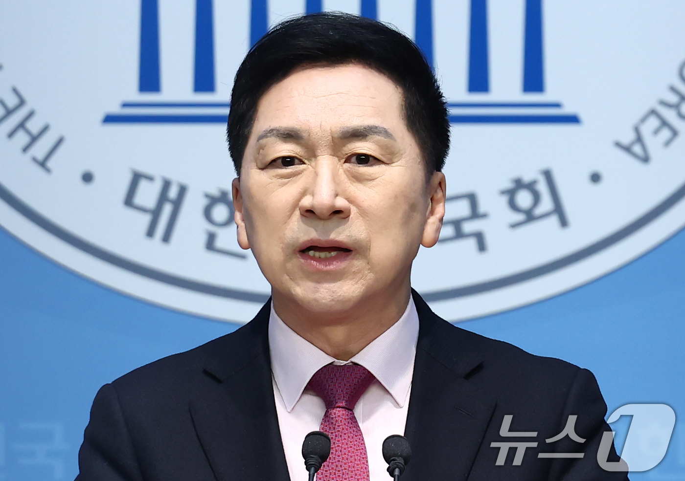 (서울=뉴스1) 김민지 기자 = 김기현 국민의힘 의원이 11일 오전 서울 여의도 국회 소통관에서 '울산시장 선거개입' 송철호 전 울산시장·황운하 조국혁신당 의원 2심 무죄 선고 관 …