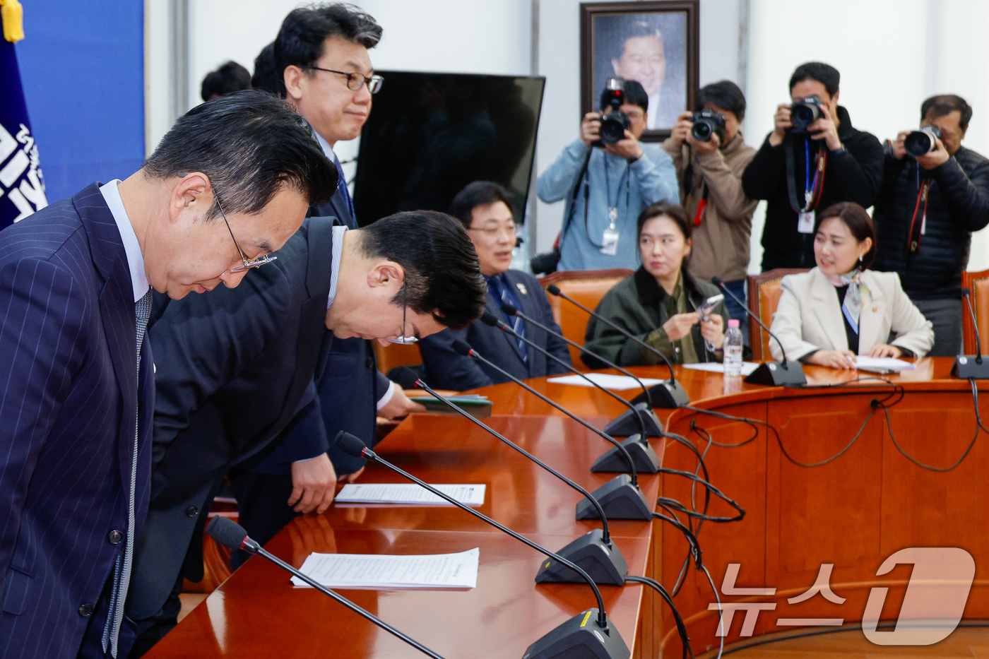 (서울=뉴스1) 안은나 기자 = 박찬대 더불어민주당 원내대표가 11일 오전 서울 여의도 국회에서 열린 원내대책회의에 참석해 인사하고 있다. 2025.2.11/뉴스1