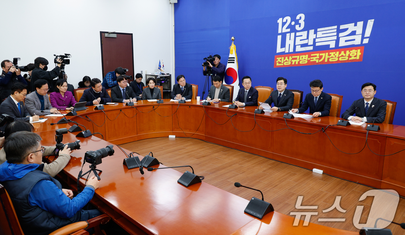 (서울=뉴스1) 안은나 기자 = 박찬대 더불어민주당 원내대표가 11일 오전 서울 여의도 국회에서 열린 원내대책회의에 참석해 모두 발언하고 있다. 2025.2.11/뉴스1