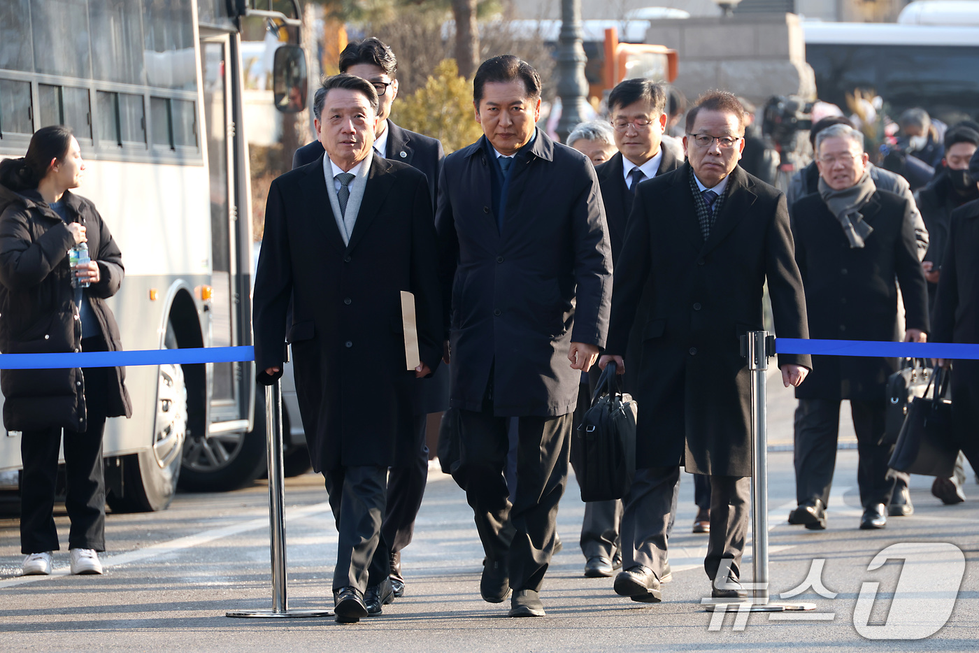 (서울=뉴스1) 사진공동취재단 = 정청래 국회 탄핵소추위원장과 변호인단이 11일 오전 서울 종로구 헌법재판소에서 열린 윤석열 대통령 탄핵 심판 7차 변론기일에 출석하고 있다. 20 …