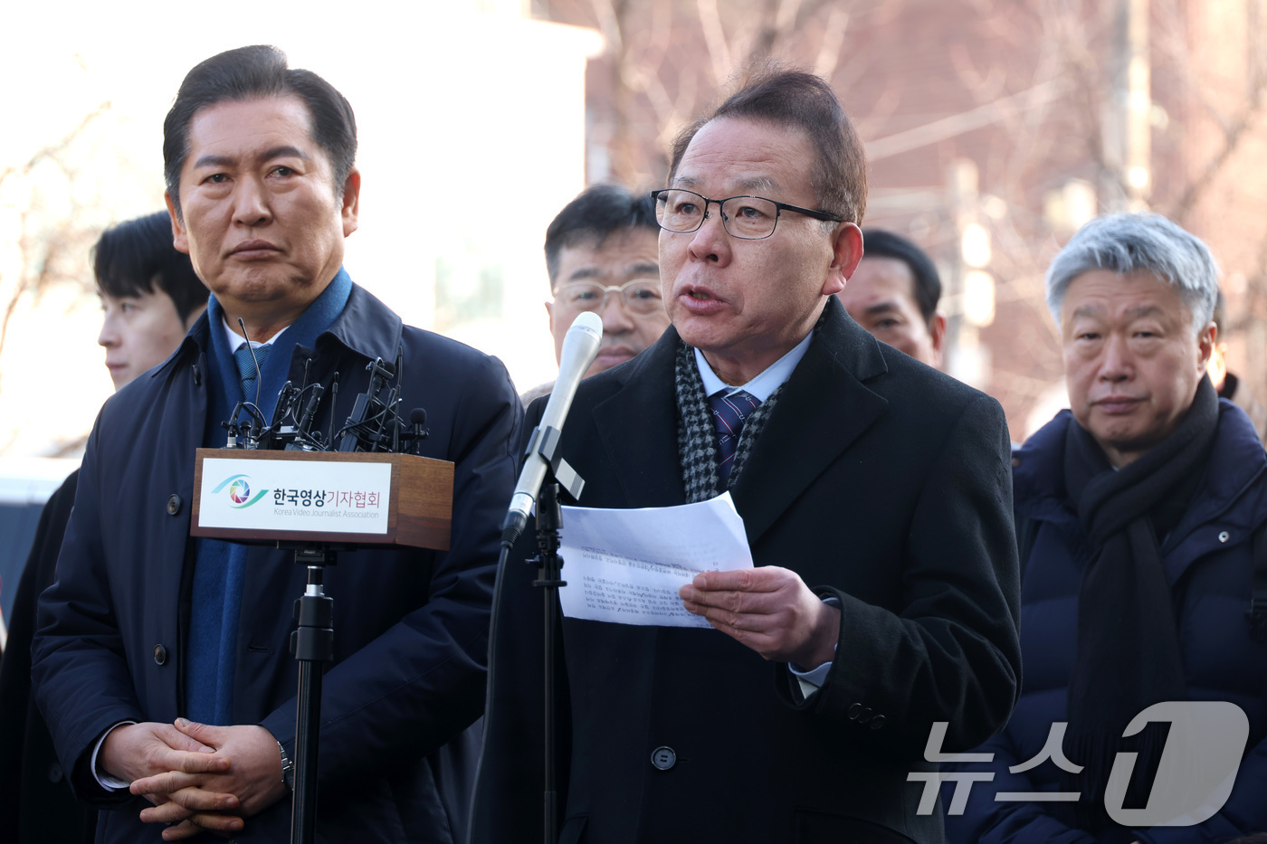(서울=뉴스1) 사진공동취재단 = 국회 측 탄핵소추대리인단 공동대표인 김이수 전 헌법재판소장이 11일 오전 서울 종로구 헌법재판소 심판정에서 열린 윤석열 대통령 탄핵 심판 7차 변 …