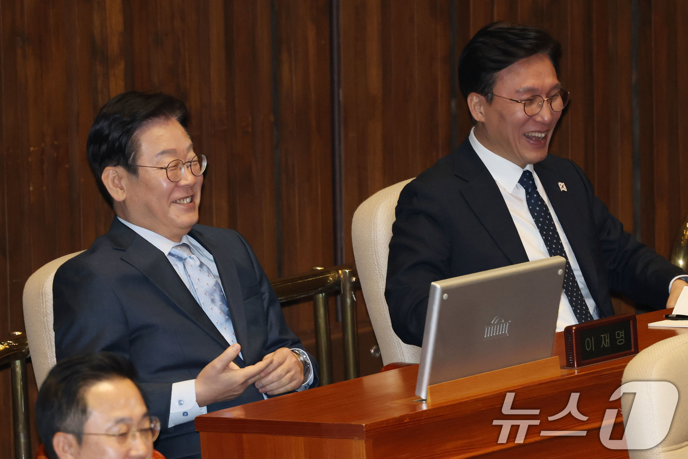 (서울=뉴스1) 이광호 기자 = 이재명 더불어민주당 대표와 김민석 최고위원이 11일 서울 여의도 국회 본회의장에서 권성동 국민의힘 원내대표의 교섭단체 대표연설을 들으며 미소 짓고 …
