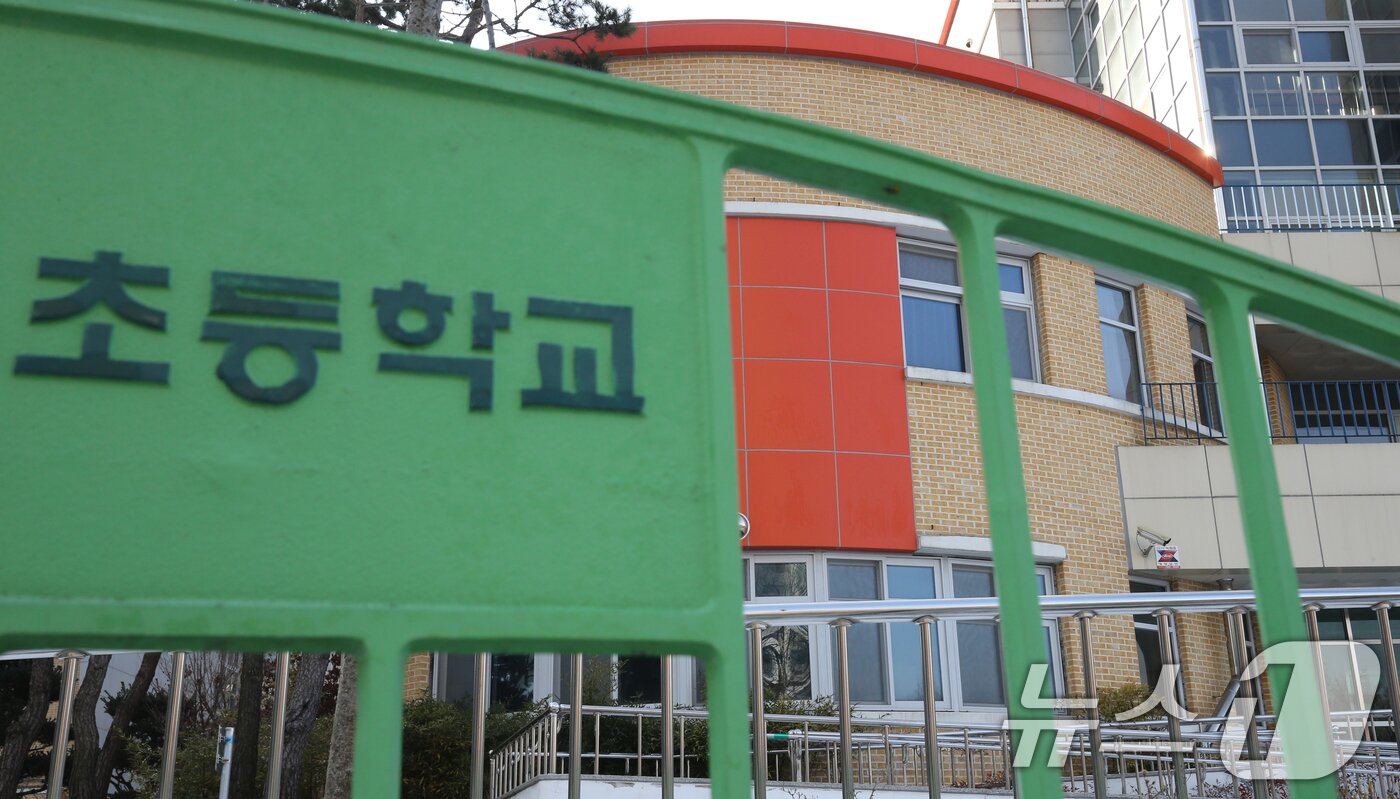 본문 이미지 - 지난 11일 대전 서구 한 초증학교에서 1학년 A양이 교사에 의해 흉기에 찔려 사망하는 사고가 발생했다. 사진은 범행 장소인 시청각실 모습. 2025.2.11/뉴스1 ⓒ News1 김기태 기자