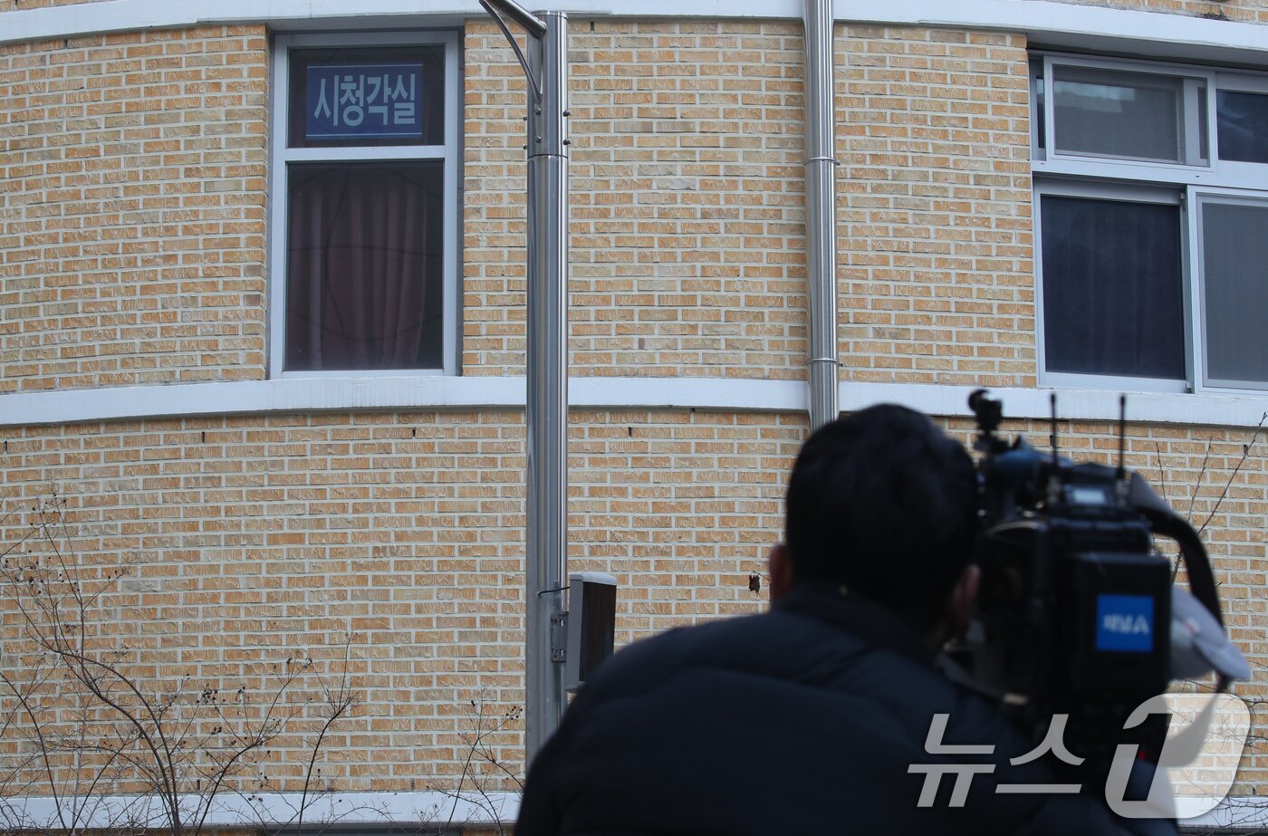 본문 이미지 - 대전 서구 한 초등학교에서 1학년 A양이 교사에 의해 흉기에 찔려 사망하는 사고가 발생했다. 11일 범행이 발생한 학교 시청각실 모습. 2025.2.11/뉴스1 ⓒ News1 김기태 기자