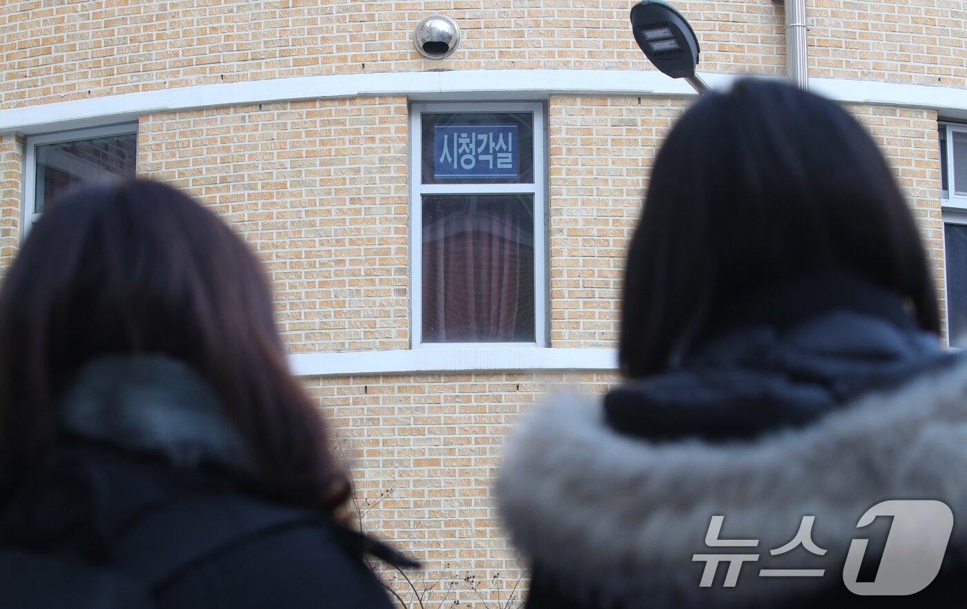 본문 이미지 - 대전 서구 한 초등학교에서 1학년 A양이 교사에 의해 흉기에 찔려 사망하는 사고가 발생했다. 11일 범행이 발생한 학교 시청각실 모습. 2025.2.11/뉴스1 ⓒ News1 김기태 기자