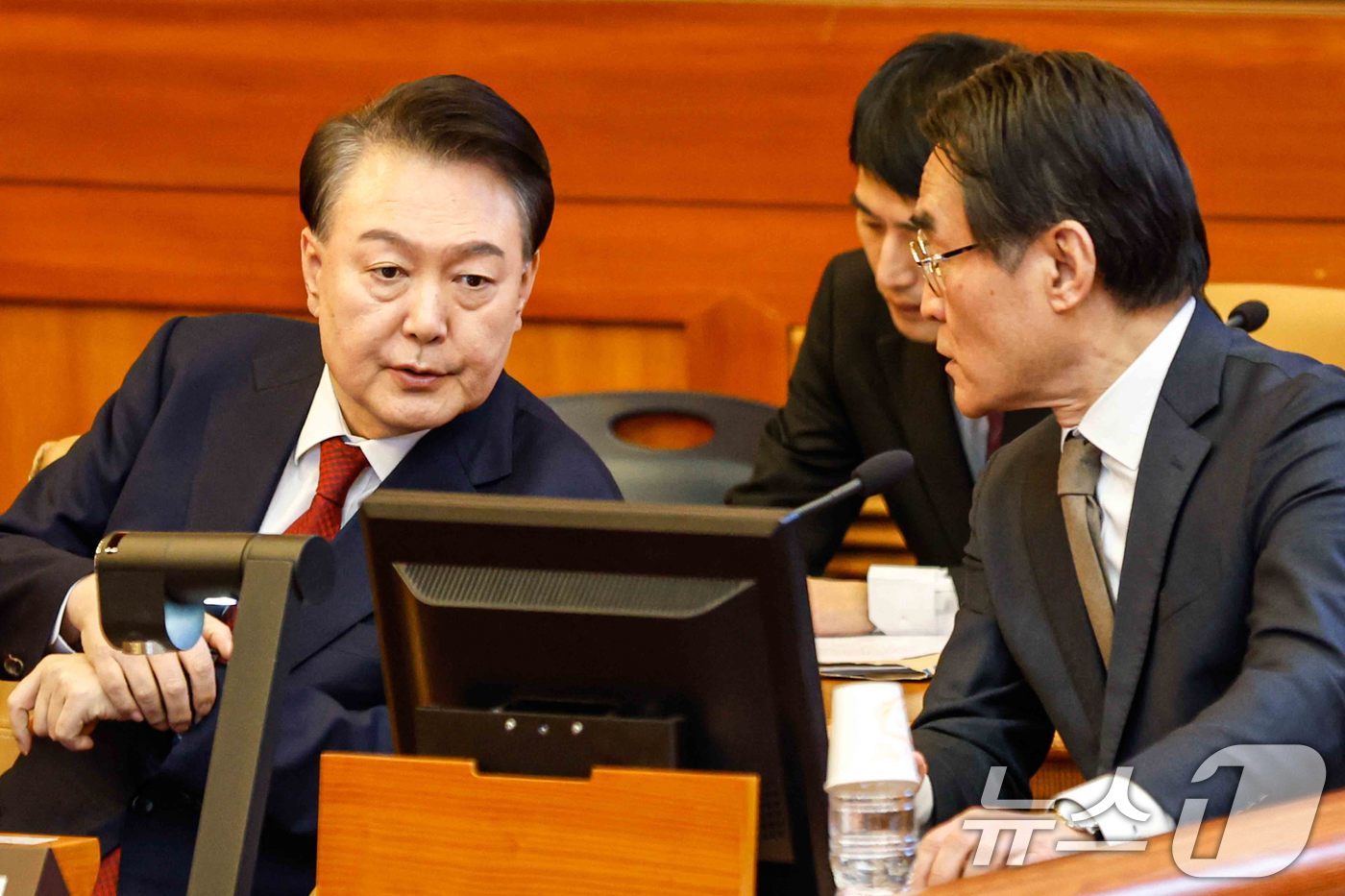 (서울=뉴스1) 사진공동취재단 = 윤석열 대통령이 11일 서울 종로구 헌법재판소에서 열린 '윤석열 대통령 탄핵심판 7차 변론'에 출석해 배보윤 변호사와 의견을 나누고 있다. 202 …