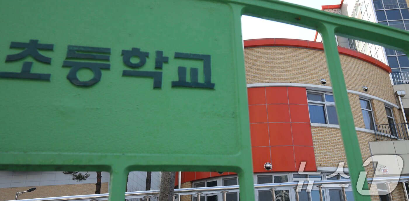 본문 이미지 - 지난 10일 대전 서구 한 초등학교에서 1학년 A양이 교사에 의해 흉기에 찔려 사망하는 사고가 발생했다. 11일 범행이 발생한 학교 모습. 2025.2.11/뉴스1 ⓒ News1 김기태 기자