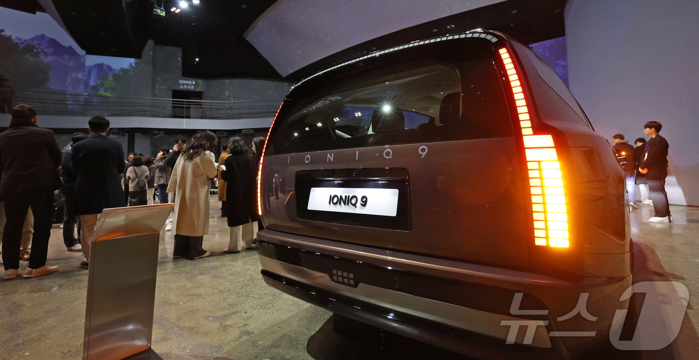 (서울=뉴스1) 장수영 기자 = 지난 11일 오전 서울 광진구 그랜드 워커힐에서 열린 아이오닉9 미디어 익스피리언스 행사에 현대차 전동화 플래그십 대형 SUV '아이오닉9'이 공개 …