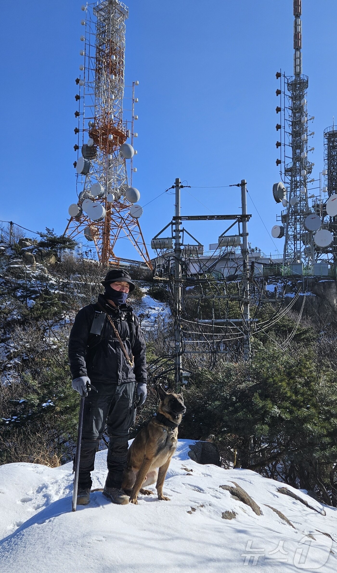 본문 이미지 - 조헌오 경위와 테오.&#40;경기남부경찰청 제공&#41;