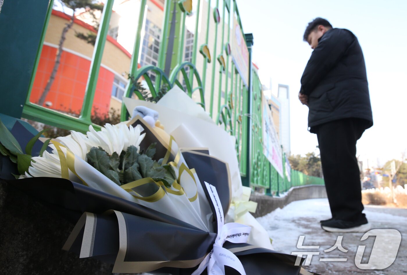 본문 이미지 - 지난 10일 대전 서구 한 초등학교에서 1학년 A양이 교사에 의해 흉기에 찔려 사망하는 사고가 발생했다. 11일 범행이 발생한 학교에서 시민들이 A양을 추모하고 있다. 2025.2.11/뉴스1 ⓒ News1 김기태 기자