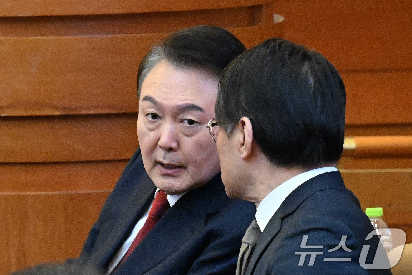 (서울=뉴스1) 사진공동취재단 = 윤석열 대통령이 11일 서울 종로구 헌법재판소에서 열린 '윤석열 대통령 탄핵심판 7차 변론'에 출석, 변호인과 대화하고 있다. 2025.2.11/ …