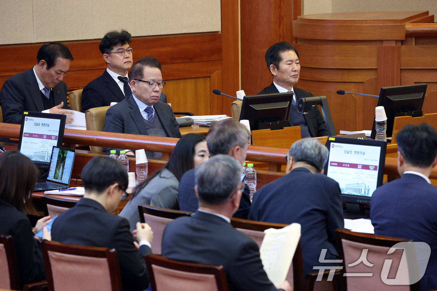 (서울=뉴스1) 사진공동취재단 = 11일 오전 서울 종로구 헌법재판소에서 열린 윤석열 대통령 탄핵심판 7차 변론기일에 정청래 법제사법위원장 등 국회 측 변호인단이 출석해 자리하고 …