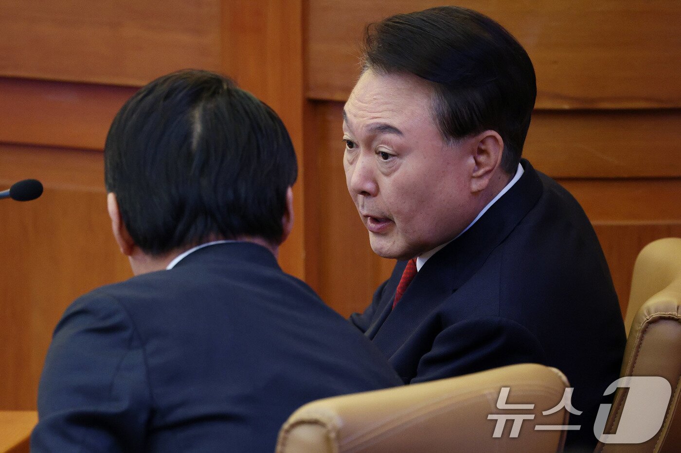본문 이미지 - 윤석열 대통령이 11일 서울 종로구 헌법재판소에서 열린 탄핵심판 7차 변론기일에 출석해 변호인과 대화하고 있다. 2025.2.11/뉴스1 ⓒ News1 사진공동취재단