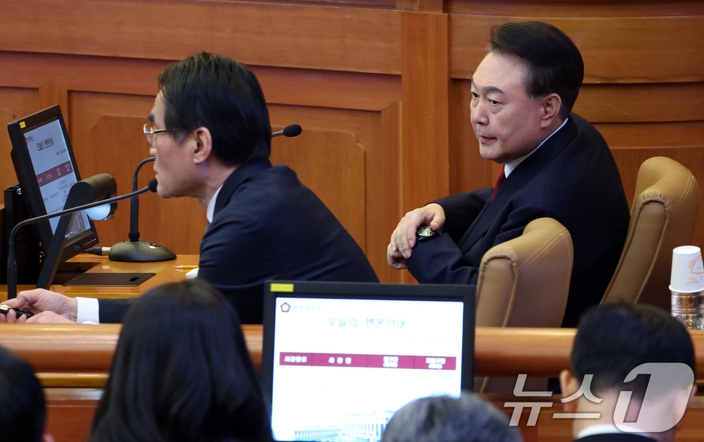 (서울=뉴스1) 사진공동취재단 = 윤석열 대통령이 11일 서울 종로구 헌법재판소에서 열린 '윤석열 대통령 탄핵심판 7차 변론'에 출석해 자리하고 있다. 2025.2.11/뉴스1