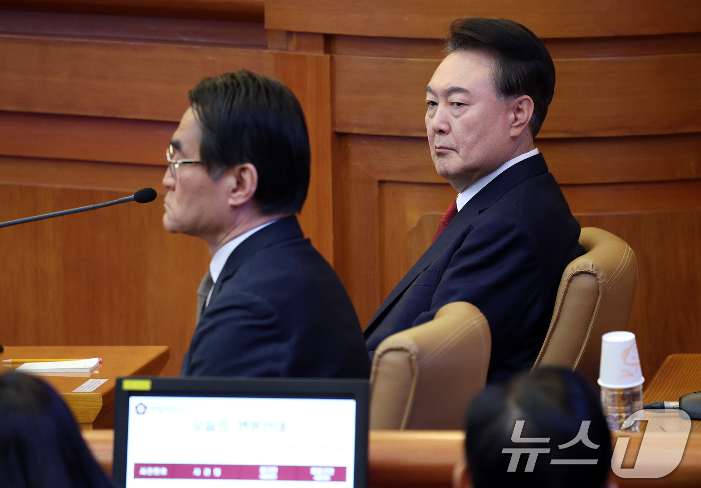 (서울=뉴스1) 사진공동취재단 = 윤석열 대통령이 11일 서울 종로구 헌법재판소에서 열린 '윤석열 대통령 탄핵심판 7차 변론'에 출석해 자리에 앉아 있다. 2025.2.11/뉴스1 …