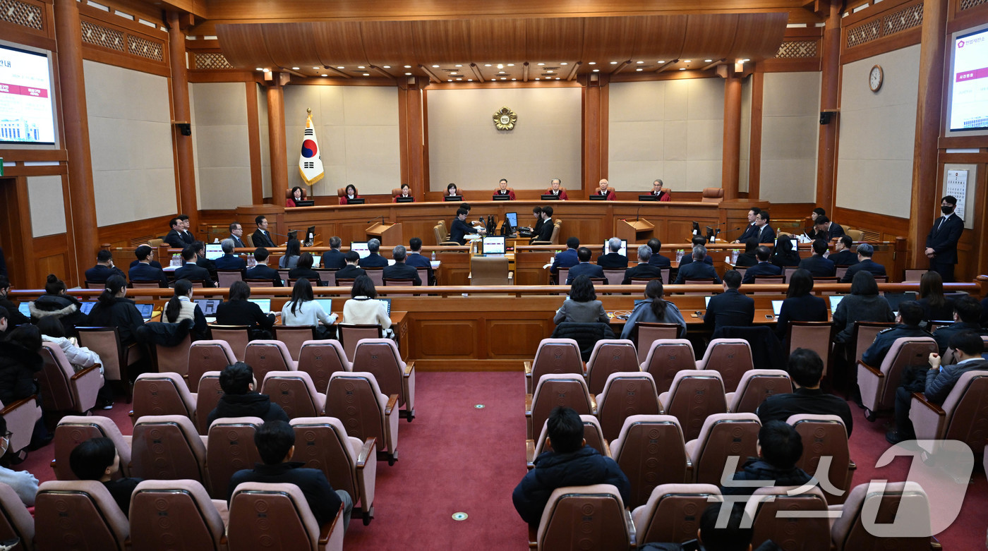 (서울=뉴스1) 사진공동취재단 = 헌법재판관들이 11일 서울 종로구 헌법재판소에서 열린 윤석열 대통령 7차 탄핵심판 변론기일에 자리해 있다. 2025.2.11/뉴스1
