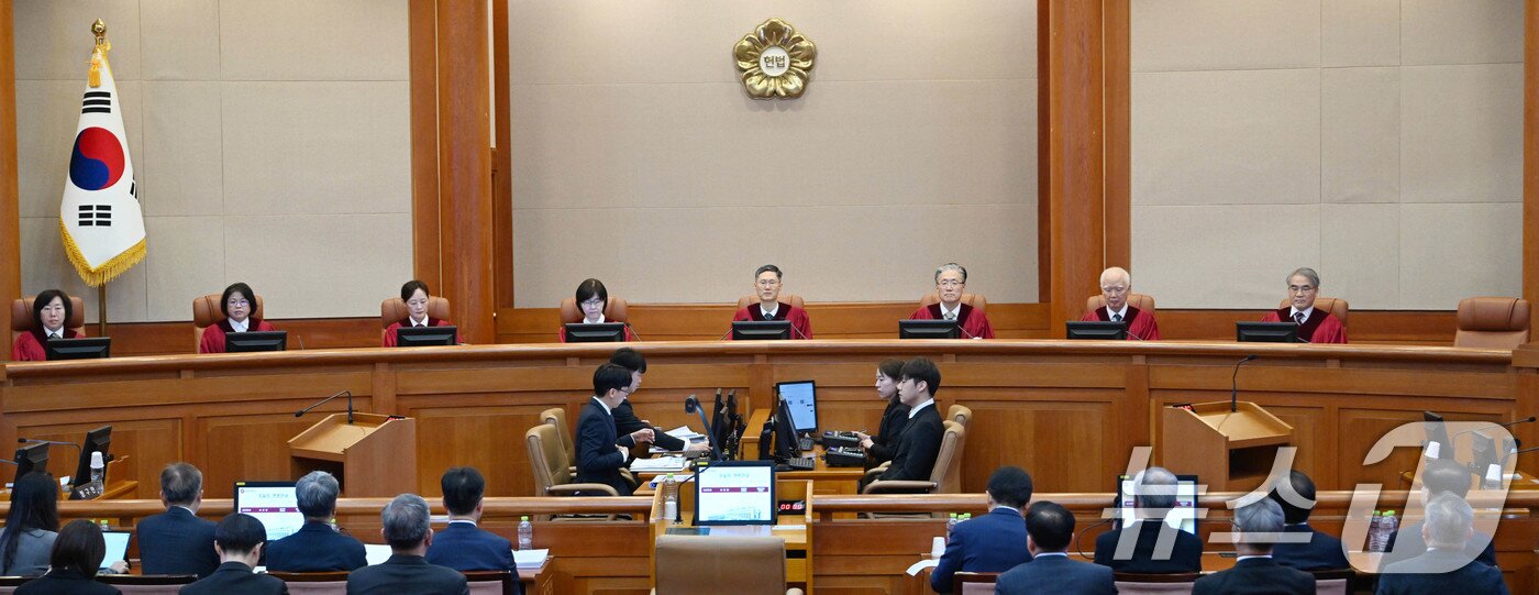 본문 이미지 - 헌법재판관들이 11일 서울 종로구 헌법재판소에서 열린 윤석열 대통령 7차 탄핵심판 변론기일에 자리해 있다. 2025.2.11/뉴스1 ⓒ News1 사진공동취재단