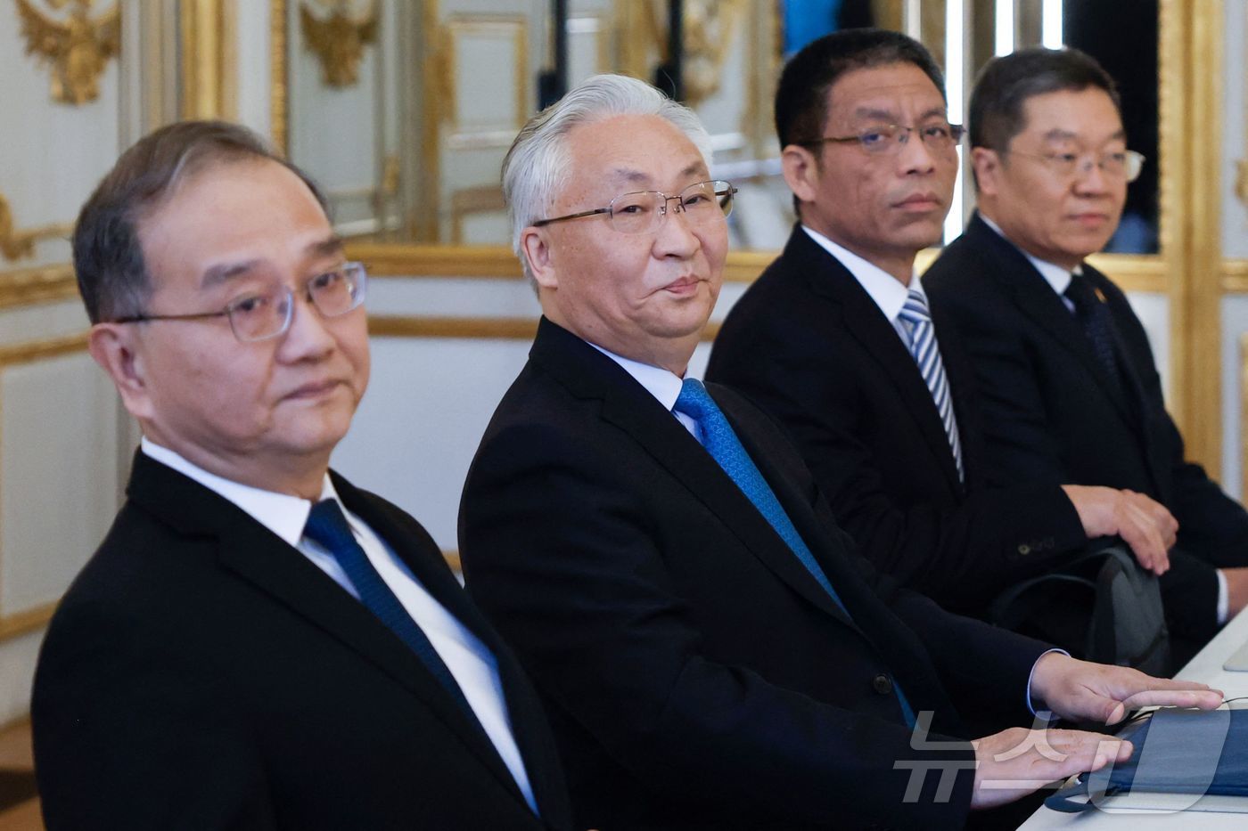 (파리 AFP=뉴스1) 우동명 기자 = 장궈칭 중국 부총리가 10일(현지시간) 파리 엘리제 궁에서 열린 'AI 행동 정상회의'중 에마뉘엘 마크롱 프랑스 대통령과 회담을 하고 있다. …