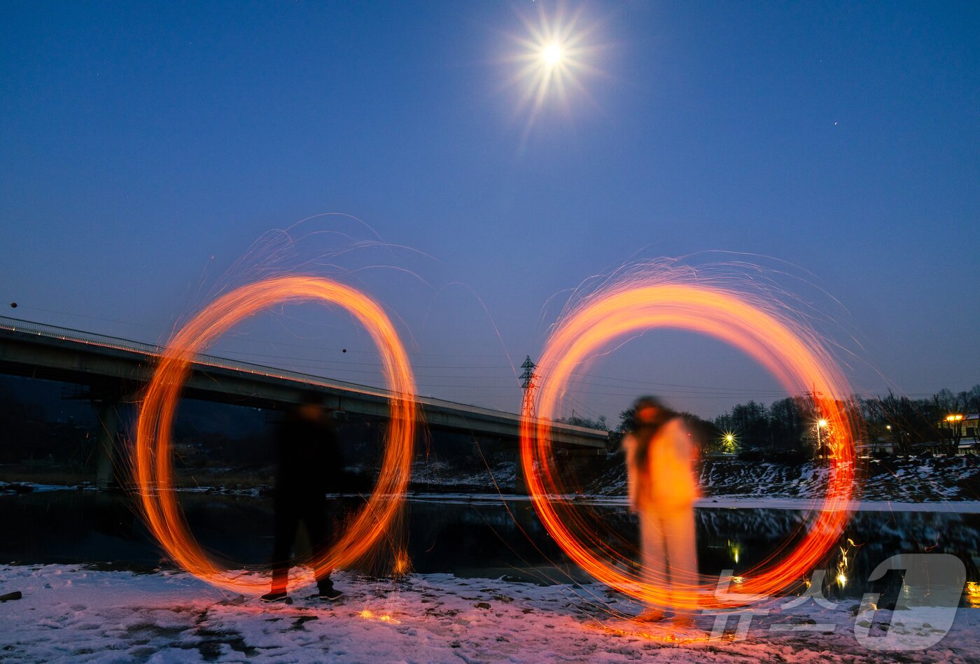 본문 이미지 - 지난 10일 밤 충북 괴산군 불정면 목도나루에서 정월대보름을 앞두고 초등학생들이 쥐불놀이를 하고 있다. &#40;괴산군 제공&#41; 2025.2.11/뉴스1 