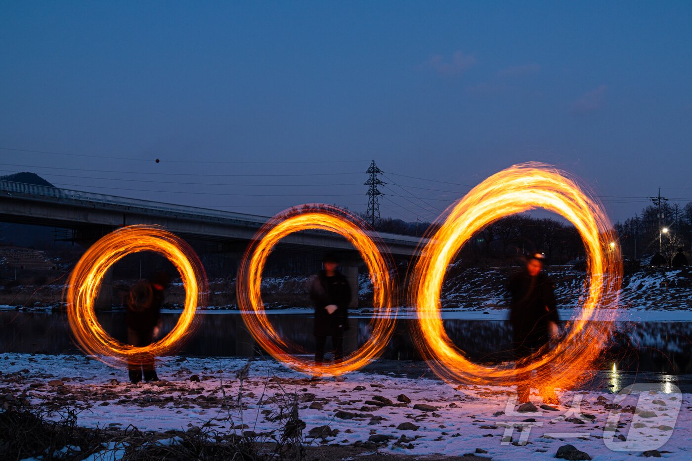 본문 이미지 - 지난 10일 밤 충북 괴산군 불정면 목도나루에서 초등학생들이 전톤놀이인 쥐불놀이를 재현하고 있다.&#40;괴산군 제공&#41;/뉴스1 