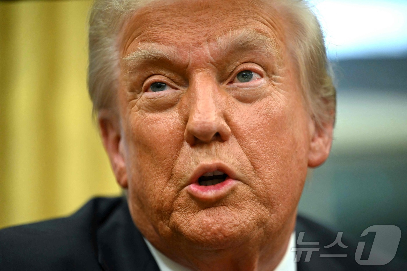 (워싱턴 AFP=뉴스1) 우동명 기자 = 도널드 트럼프 미국 대통령이 10일(현지시간) 워싱턴 백악관에서 미국에 수입되는 철강과 알루미늄 제품에 25%의 관세를 부과하는 행정명령에 …