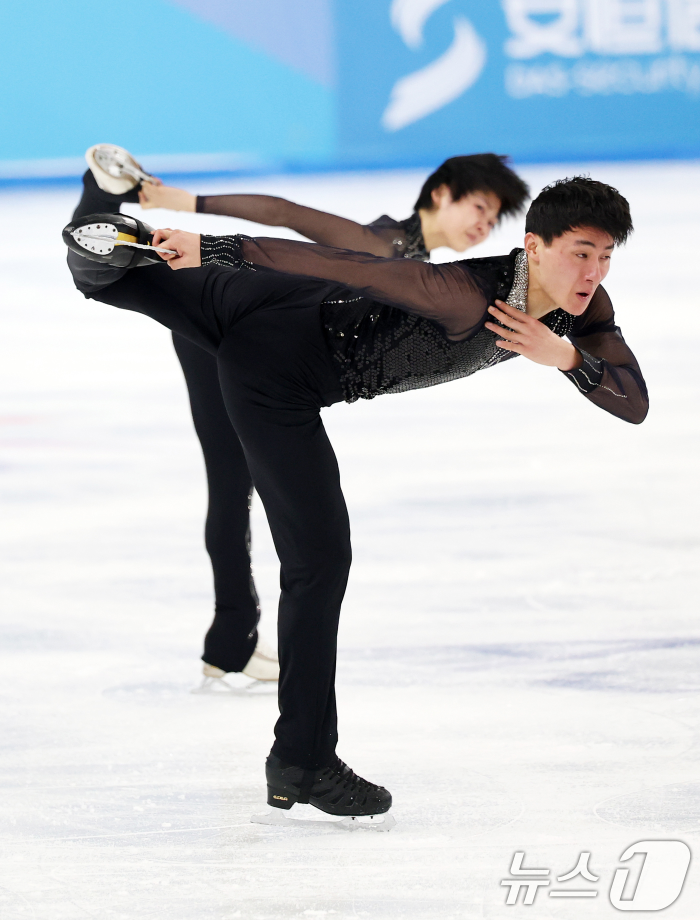 (하얼빈(중국)=뉴스1) 이승배 기자 = 하얼빈 동계아시안게임에 출전하는 북한 피겨 페어 렴대옥, 한금철이 11일(현지시간) 중국 헤이룽장성 하얼빈 빙상훈련센터 다목적홀에서 훈련하 …