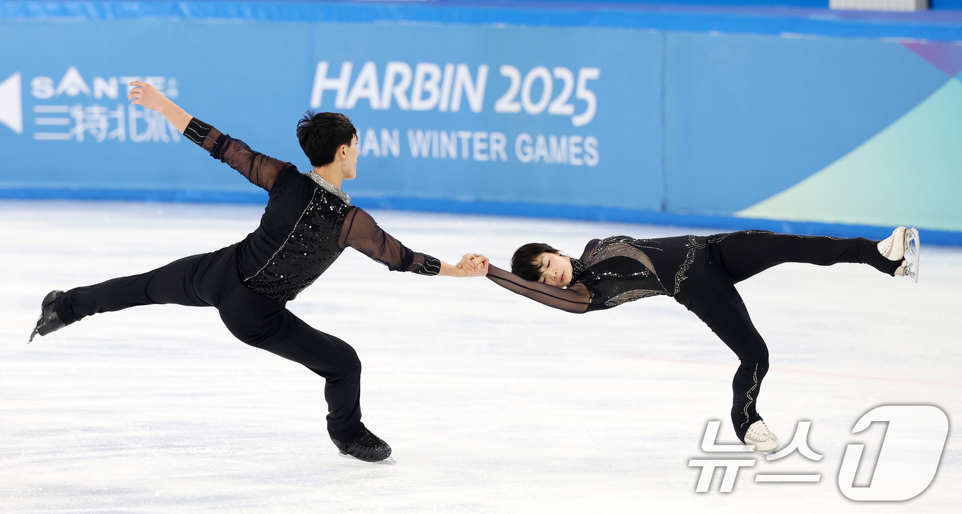 (하얼빈(중국)=뉴스1) 이승배 기자 = 하얼빈 동계아시안게임에 출전하는 북한 피겨 페어 렴대옥, 한금철이 11일(현지시간) 중국 헤이룽장성 하얼빈 빙상훈련센터 다목적홀에서 훈련하 …