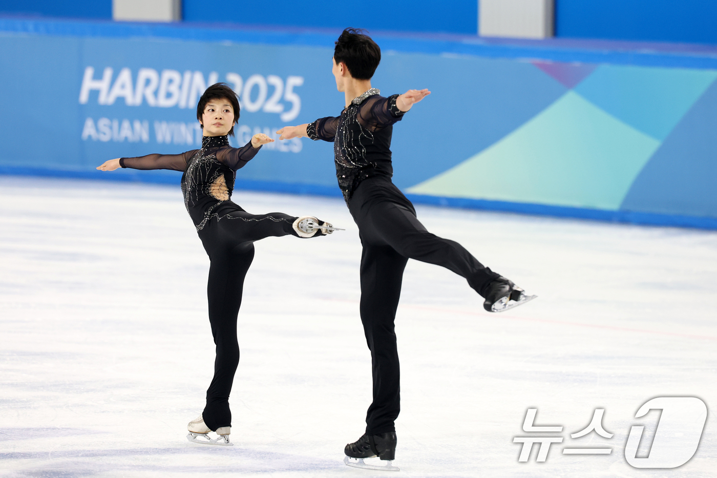 (하얼빈(중국)=뉴스1) 이승배 기자 = 하얼빈 동계아시안게임에 출전하는 북한 피겨 페어 렴대옥, 한금철이 11일(현지시간) 중국 헤이룽장성 하얼빈 빙상훈련센터 다목적홀에서 훈련하 …