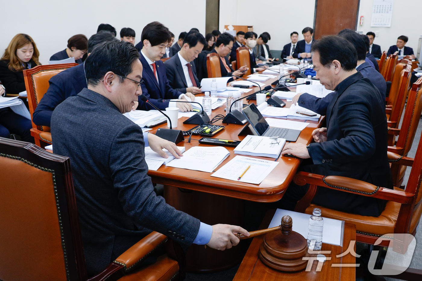 (서울=뉴스1) 안은나 기자 = 박수영 국회 기획재정위원회 조세소위원장이 11일 서울 여의도 국회에서 열린 제422회국회(임시회) 제1차 조세소위원회에서 조세특례제한법 개정안 등을 …