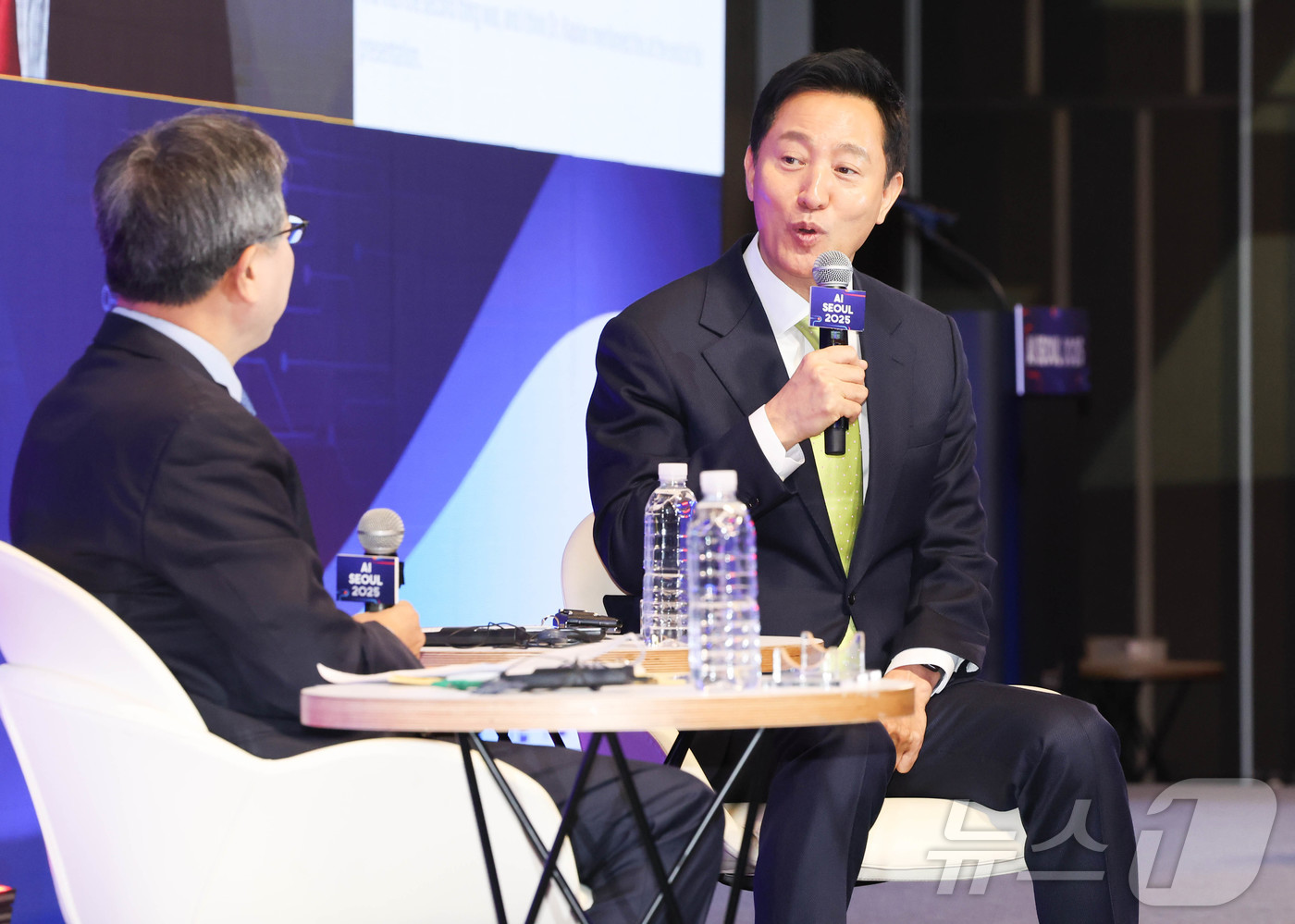 (서울=뉴스1) 허경 기자 = 오세훈 서울시장이 11일 서울 강남구 코엑스 그랜드볼룸에서 열린 AI SEOUL 2025에서 특별대담을 하고 있다. 2025.2.11/뉴스1